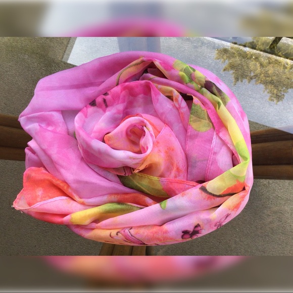 FREE gift w/ purchase - Pink 🌸 Flower Scarf - Picture 1 of 3